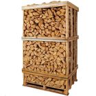 Brænde af birk stablet tæt i brændetårn. Birkebrænde er velegnet til moderne brændeovne.